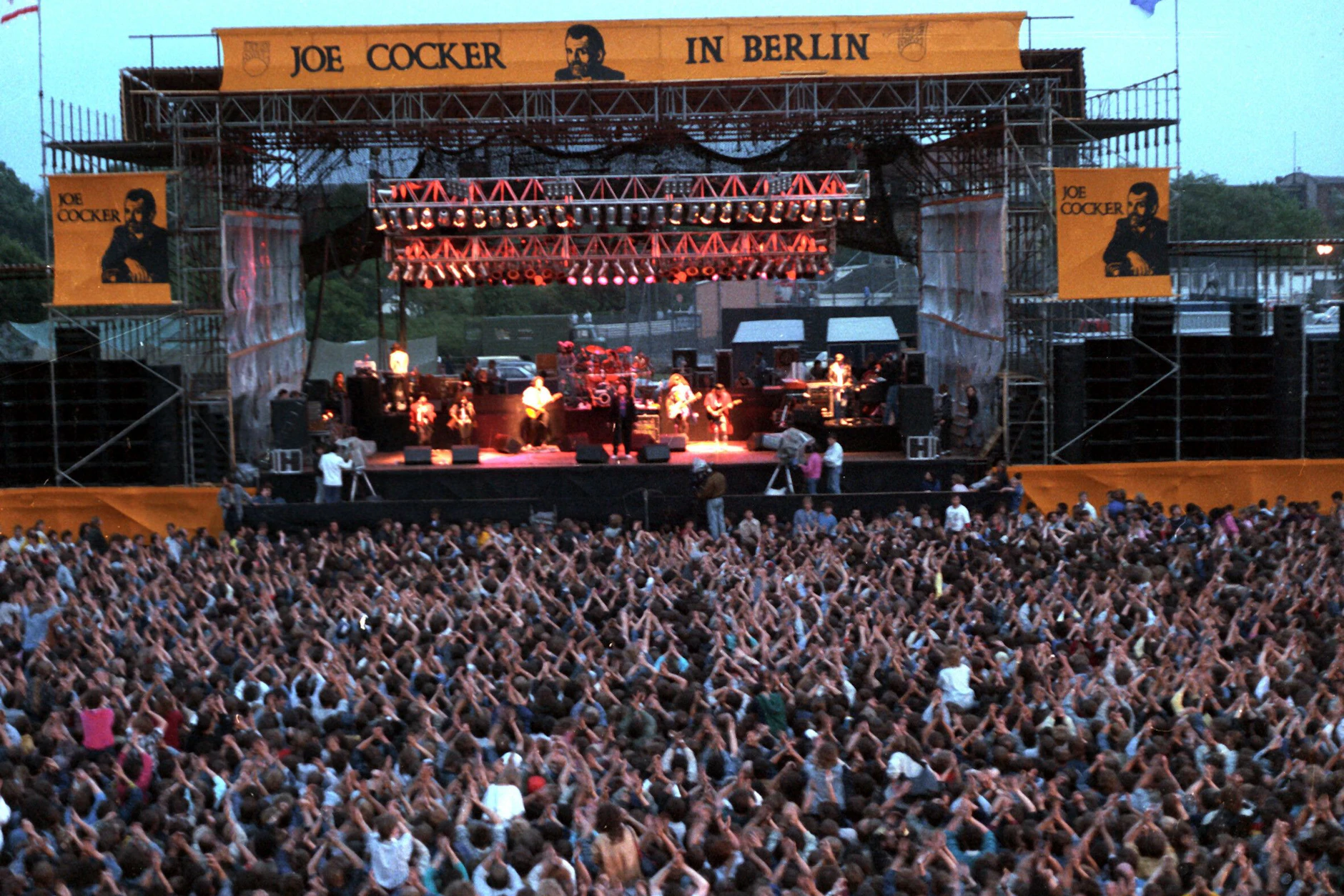 Zehntausende verfolgen im Frühjahr 1988 auf dem Gelände der Radrennbahn Weißensee begeistert den Auftritt des Rock- und Bluessängers Joe Cocker und seiner Band.