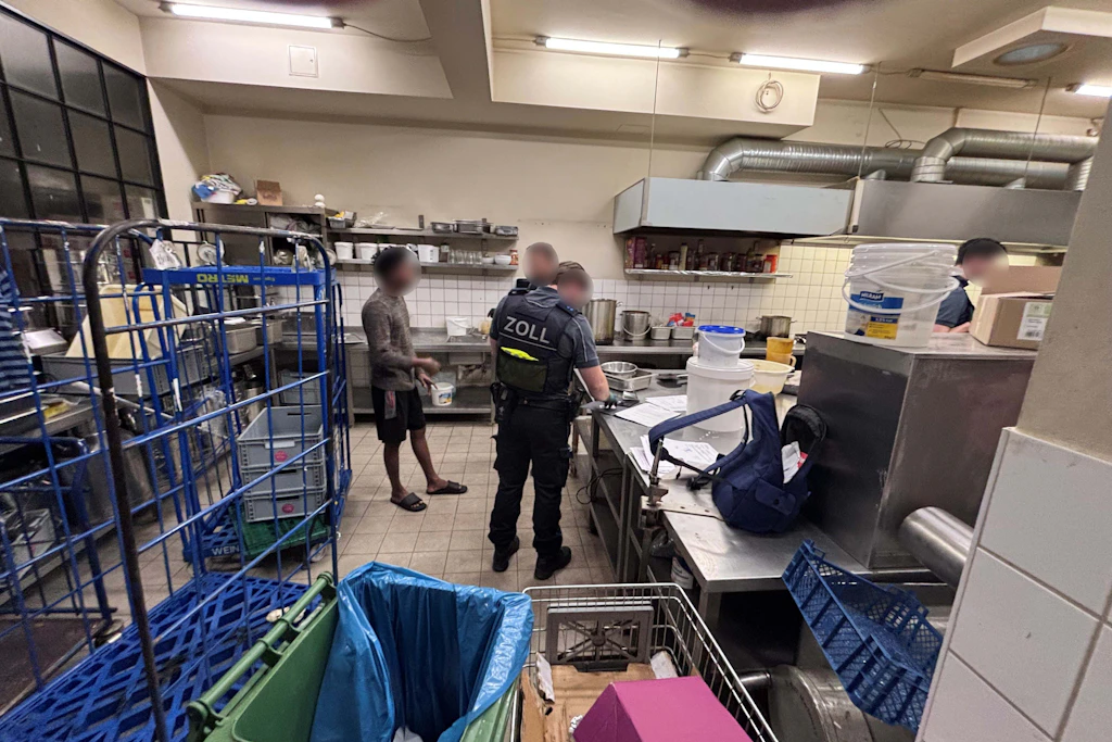 Beamte des Hauptzollamtes Berlin und der Berliner Polizei überprüfen in Kreuzberg Angestellte einer Küche, die Restaurants mit indischen Gerichten beliefert.