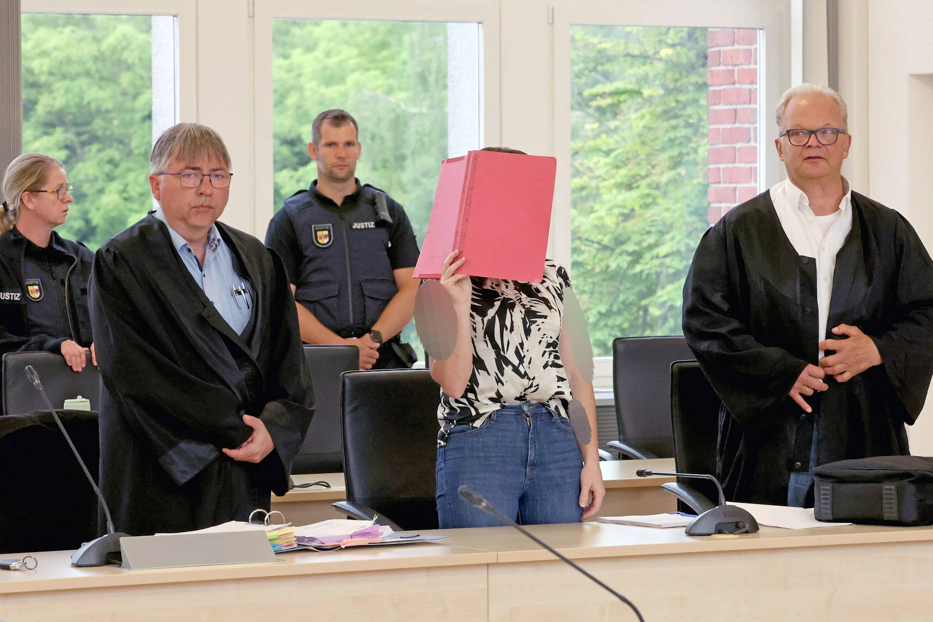 Gina H. soll den kleinen Fabian aus Güstrow getötet haben. Hier ist sie mit ihren Anwälten vor Gericht zu sehen.