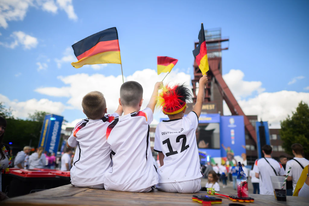 Jubel bei der Fußball-Meisterschaft – aber auch das ganze restliche Gefühlsprogramm: Bei der WM erleben Kinder Spannung, Freude und Enttäuschung oft geballt. Eltern können als „Gefühls-Coaches“ helfen. (zu dpa: „Große Gefühle bei der WM: Wie Sie jüngere Kinder begleiten»)