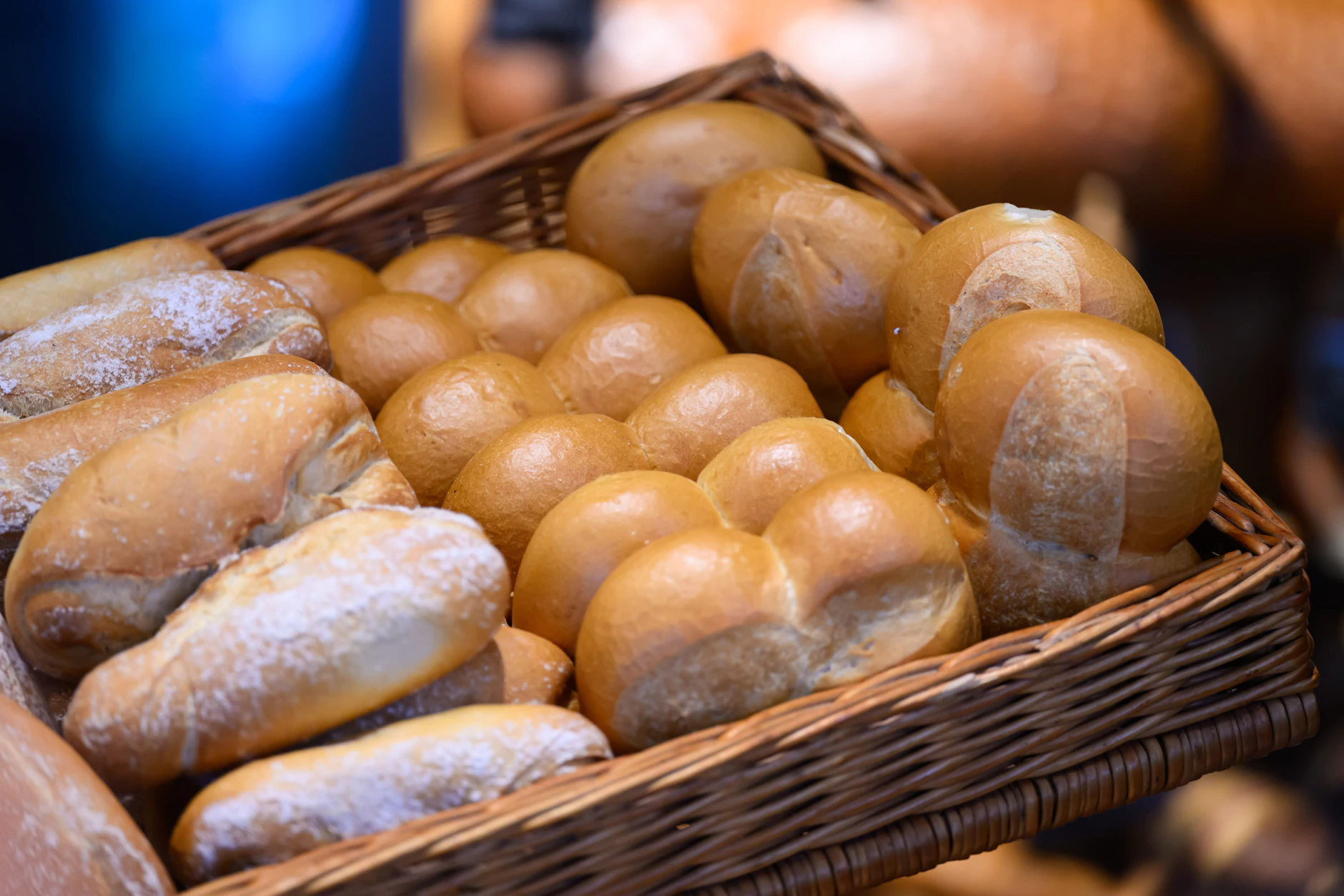 Brötchen liegen in einer Bäckerei in einem Korb, die Bäcker-Branche schrumpft weiter.