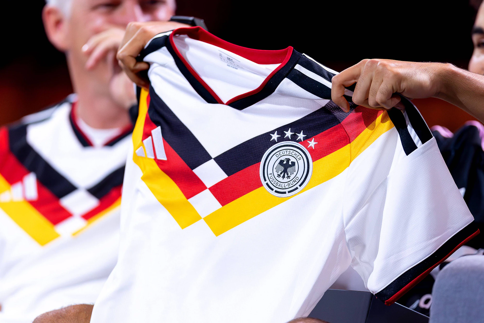 Das aktuelle WM-Trikot der deutschen Fußball-Nationalmannschaft erinnert an das Trikot zur WM 1990.
