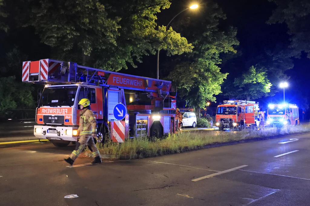 Wohnungsbrand in Reinickendorf: Ein Toter und mehrere Verletzte