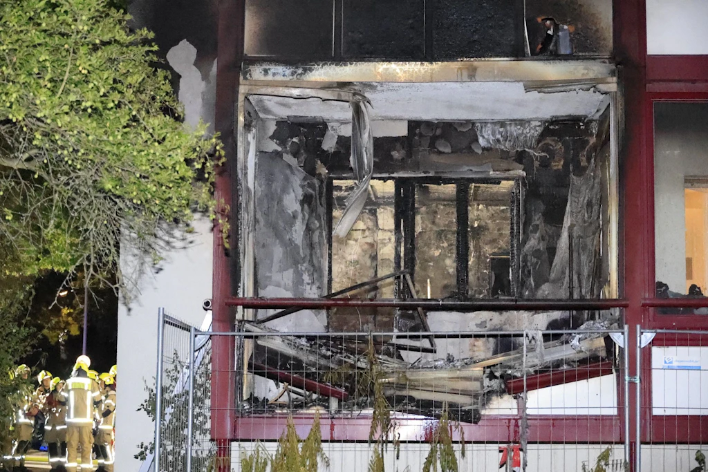 Das Feuer brach in einem Wohnhaus aus.