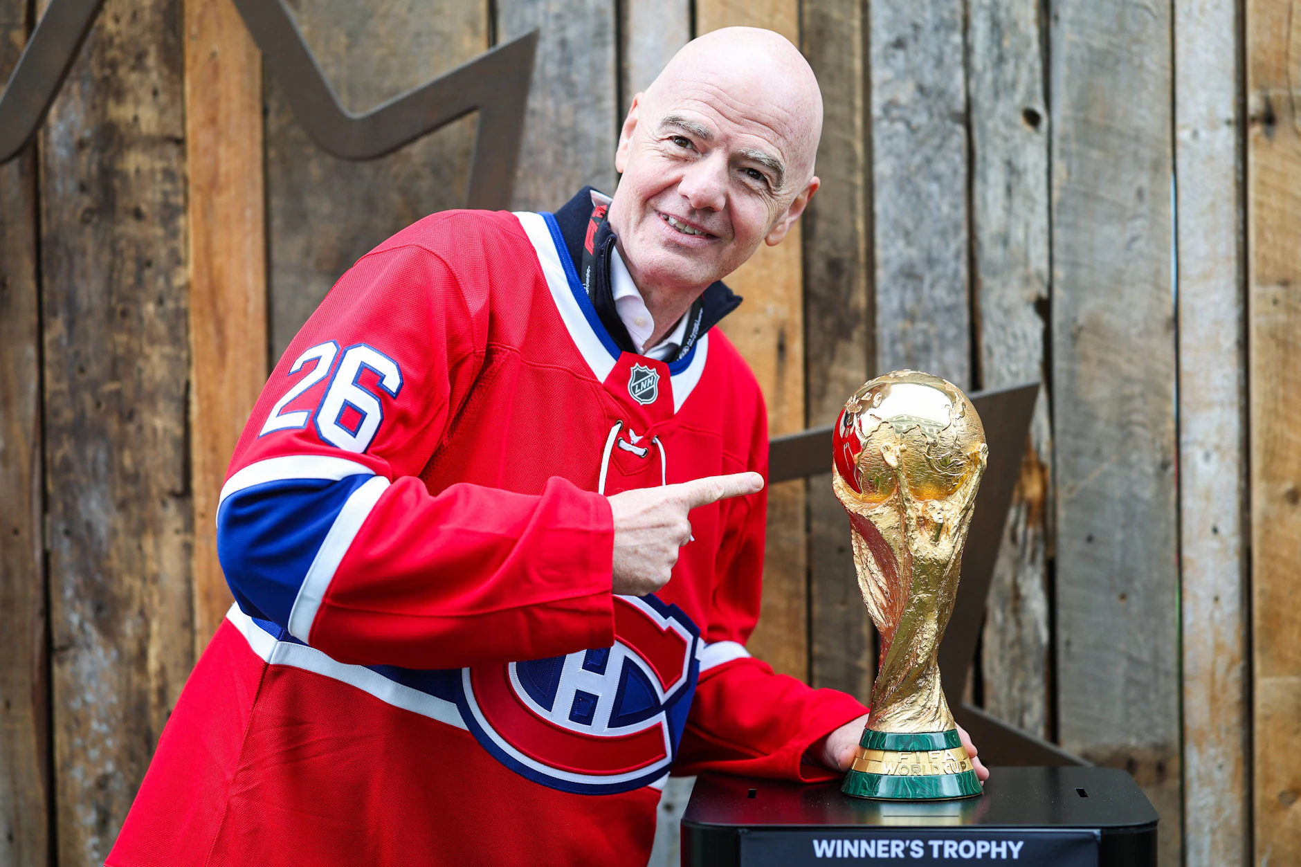 Fifa-Präsident Gianni Infantino hat sich schon mal für seine Disneyland-WM verkleidet und zeigt die Weltmeistertrophäe.