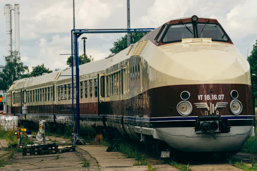 Das Design des Kultzuges stammt von Hans Gutheil und Günter Köhler (1929–1988). Die Serientriebwagen erhielten Motoren mit 1000 PS.