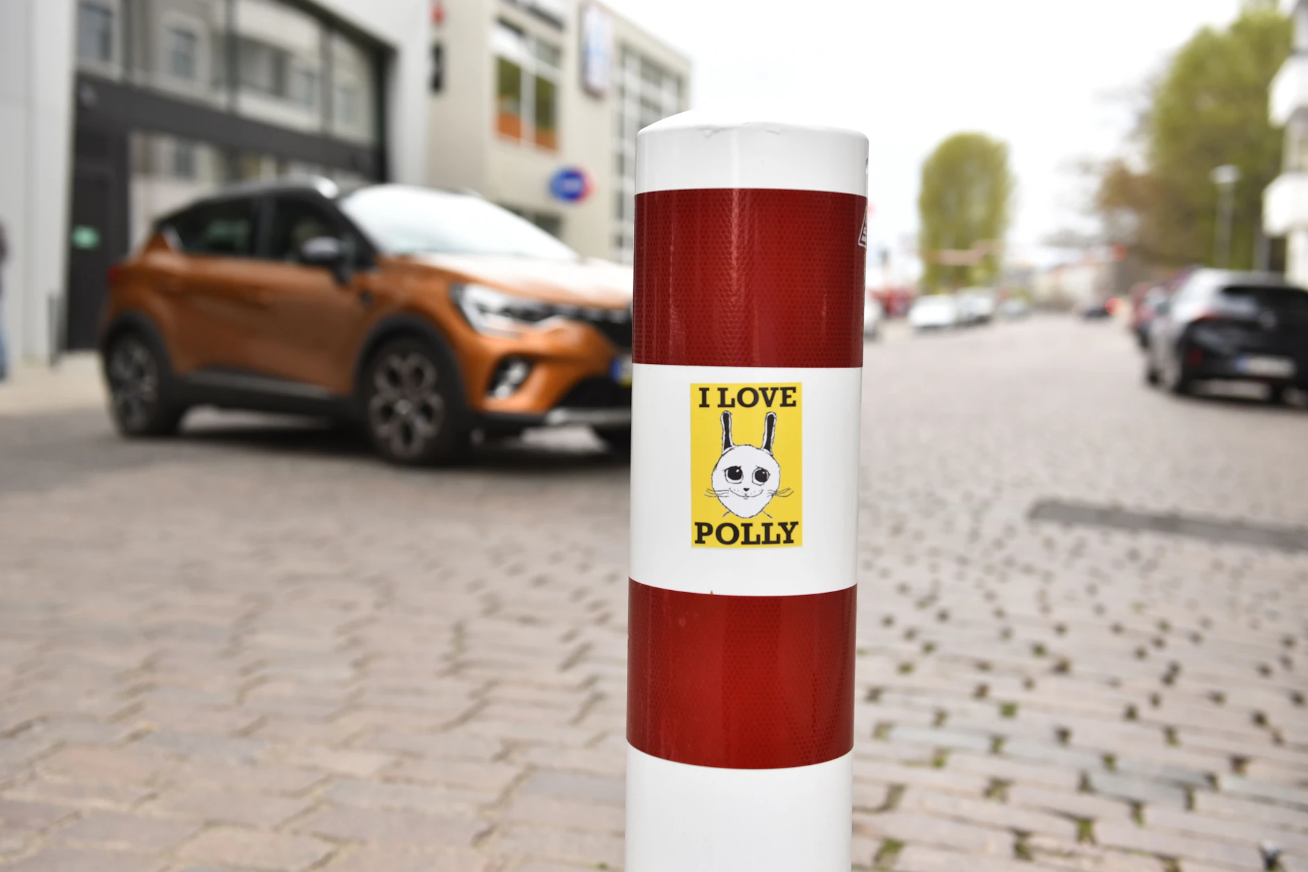 Immer mehr Poller im Ostkreuz-Kiez – und immer mehr Kritik? Eine Anwohnerin sagt: So ganz stimmt das nicht.