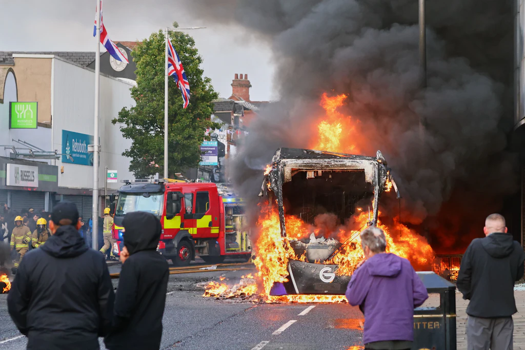 Ein Bus brennt nach einem Brandanschlag in East Belfast aus.