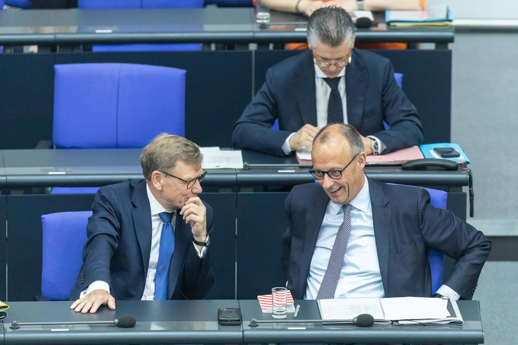Bundeskanzler Friedrich Merz im Plenarsaal zusammen mit Außenminister Johann Wadephul (l.): Ab dem 10. Juli geht der Bundestag bis Anfang September in die Sommerpause.