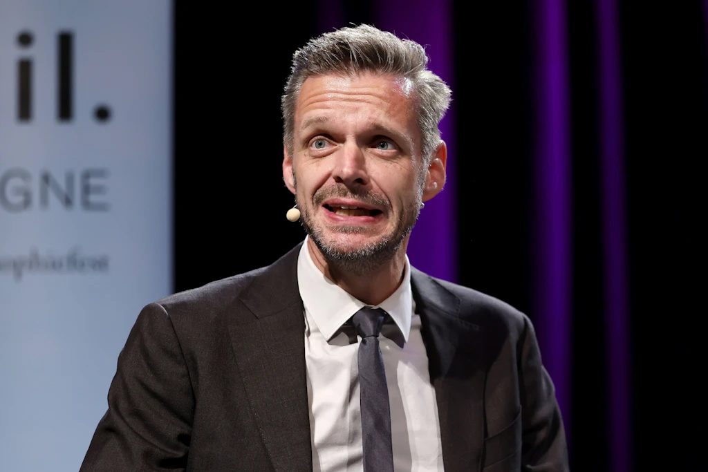 Kabarettist Florian Schroeder lässt kein gutes Haar an ostdeutschen Bürgern.
