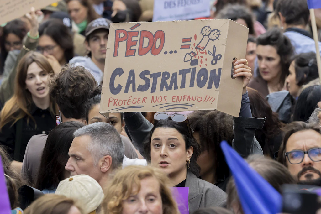 Eine Demonstrantin fordert in Paris die Kastration von Pädophilen.