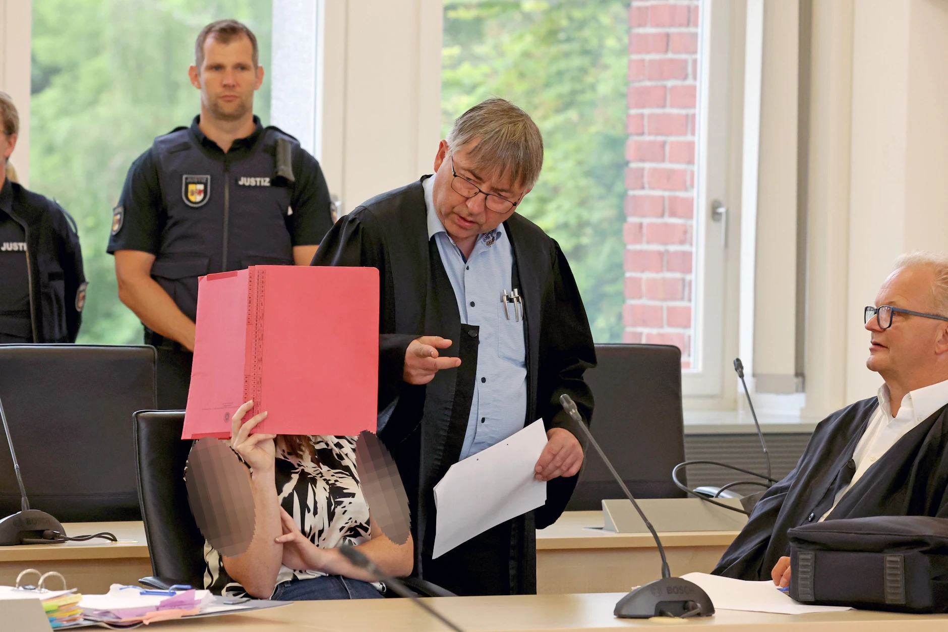 Die Angeklagte Gina H. mit ihren Anwälten vor Gericht. Der 30-Jährigen wird vorgeworfen, den kleinen Fabian aus Güstrow getötet zu haben.