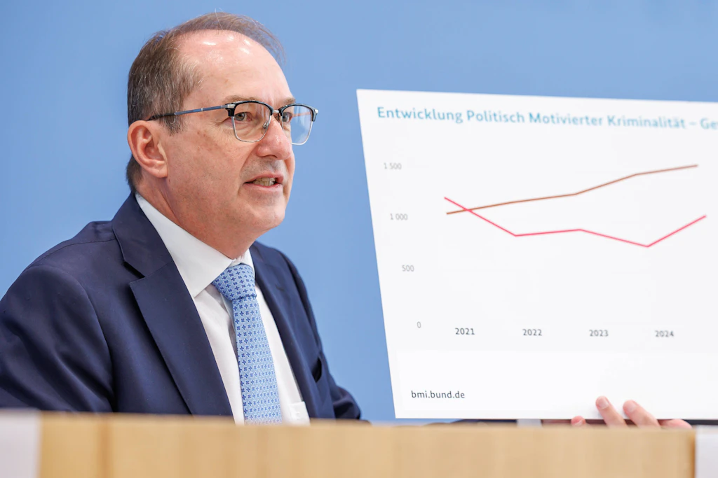 Bundesinnenminister Alexander Dobrindt (CSU) präsentiert die Zahlen zur politisch motivierten Kriminalität des vergangenen Jahres.