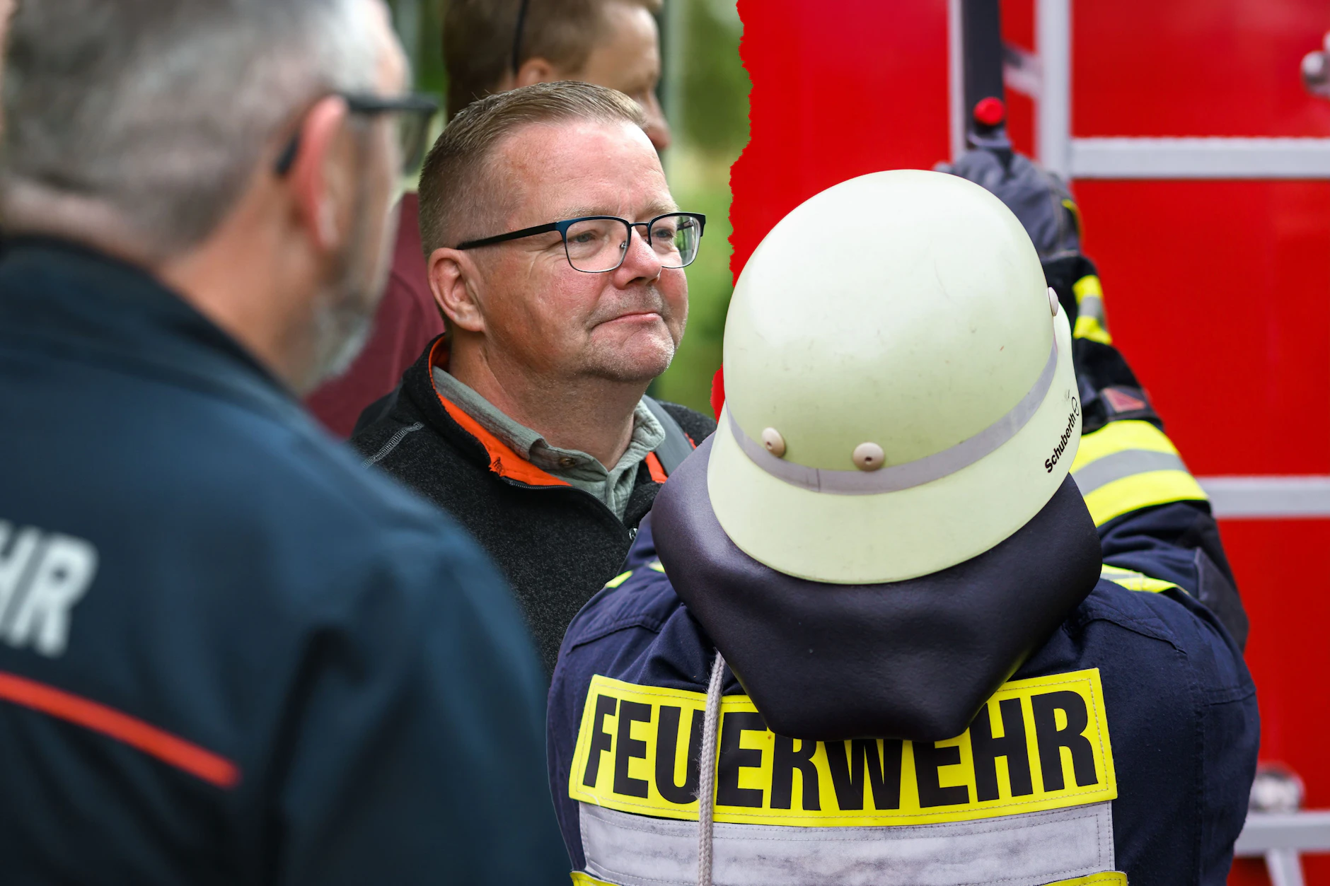 Ray Lange (Mitte) wurde als Feuerwehrmann im Einsatz geblitzt, bekam ein Fahrverbot, Punkte und ein Bußgeld. Doch er ging dagegen vor Gericht.