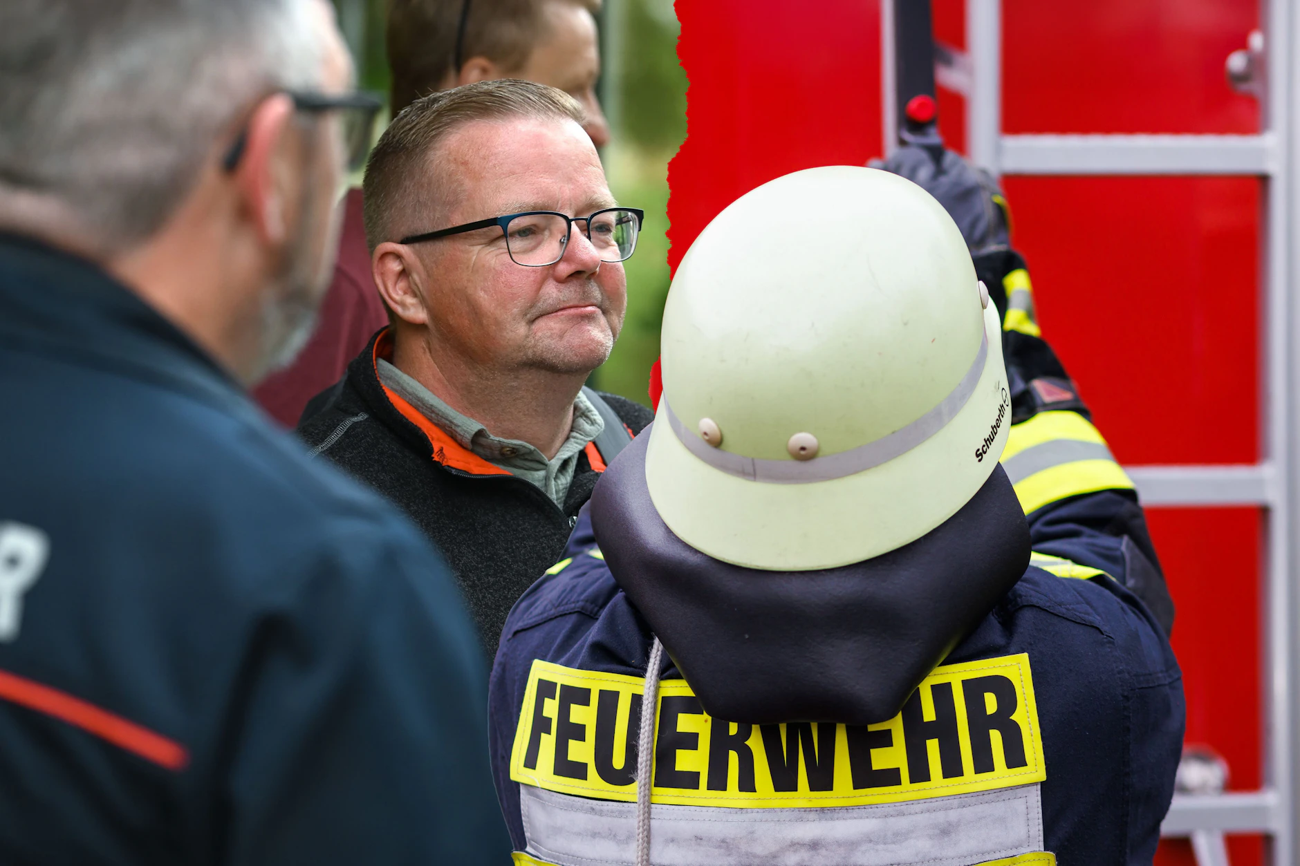 Ray Lange (Mitte) wurde als Feuerwehrmann im Einsatz geblitzt, bekam ein Fahrverbot, Punkte und ein Bußgeld. Doch er ging dagegen vor Gericht.
