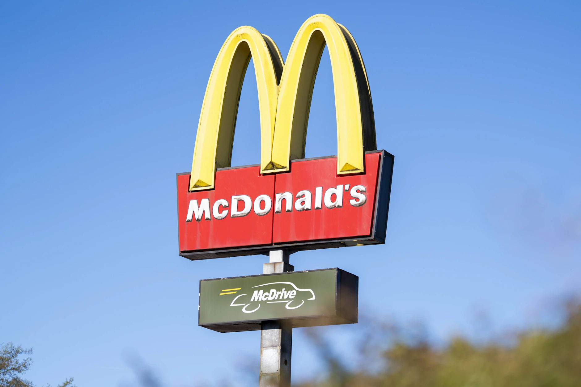 Am McDrive könnte künftig eine KI die Bestellung aufnehmen. McDonald's testet das System bereits an fünf US-Standorten.