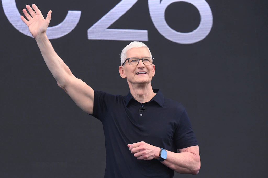 Tim Cook, Konzernchef bei Apple, winkt während der jährlichen World Wide Developers Conference in der Apple-Zentrale in Cupertino.