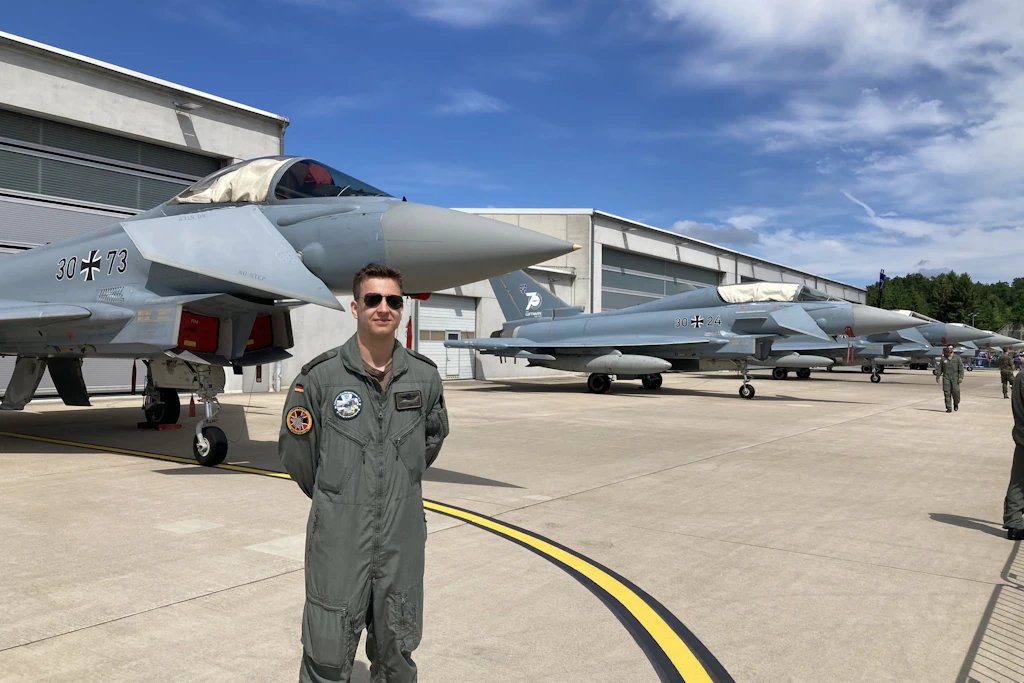 Oberleutnant Tobi (25) absolviert in Laage gerade die Ausbildung als Pilot für einen Eurofighter.