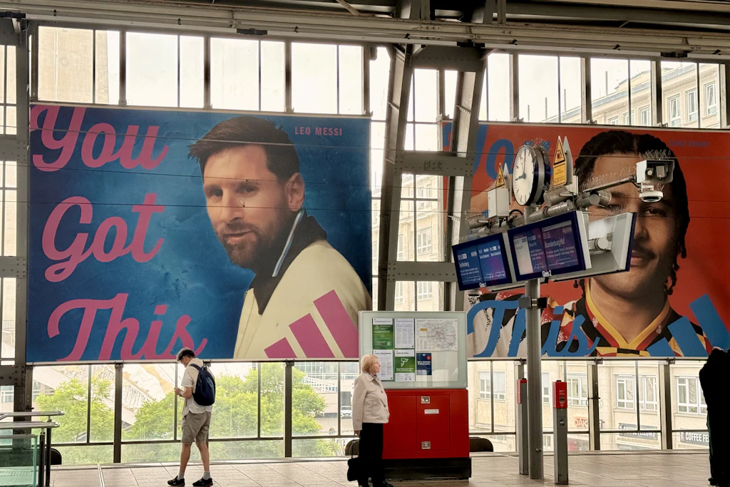 Am S-Bahnhof Alexanderplatz hängen riesige Werbeplakate von Adidas. Hier wird ausgerechnet für Profi-Kicker Messi (l.) geworben und sogar mit dem verletzten Serge Gnabry (r.).
