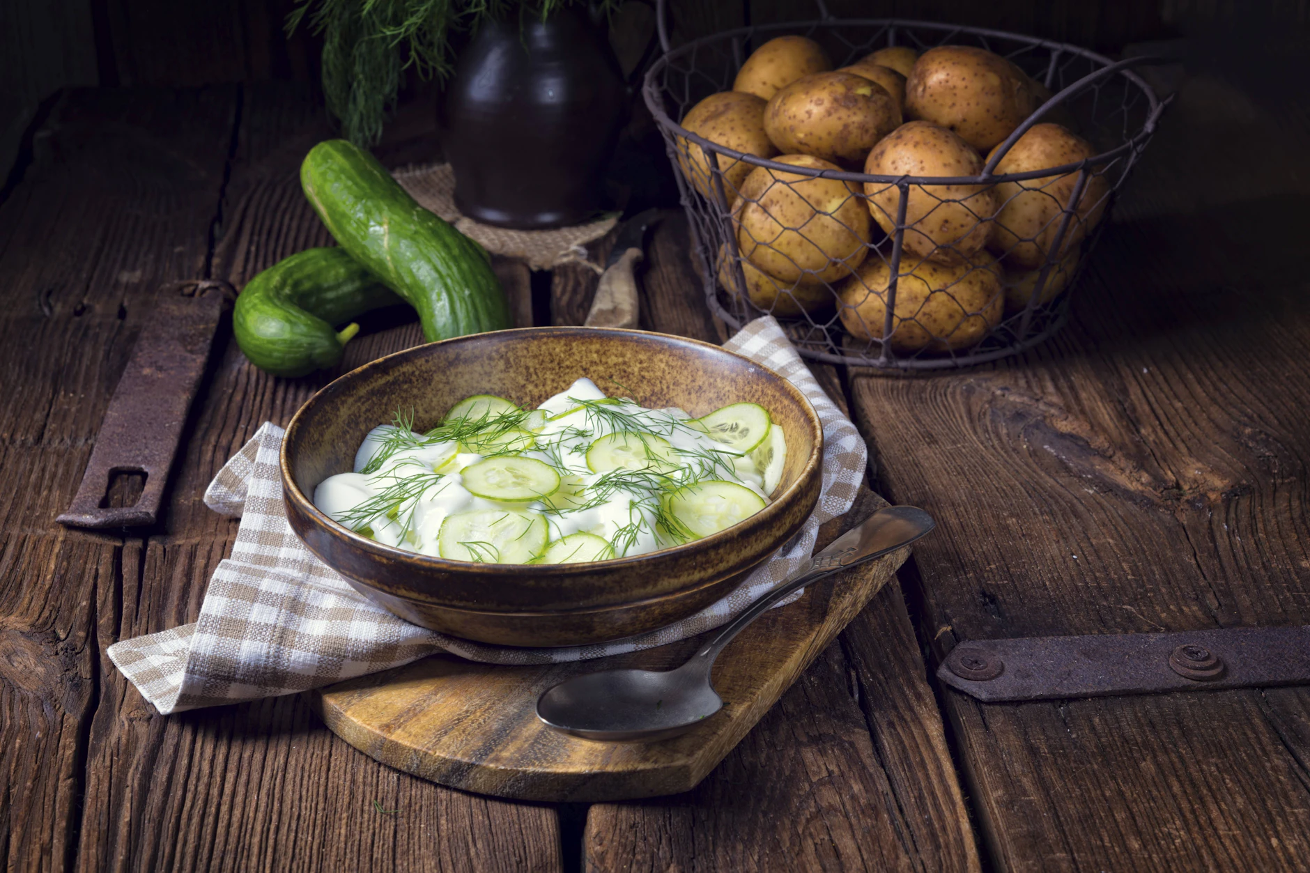 Cremiger Gurkensalat ist das perfekte Gericht für den Sommer. In unserem Rezept erfahren Sie, welche Geheimzutat diesen Gurkensalat so besonders macht.