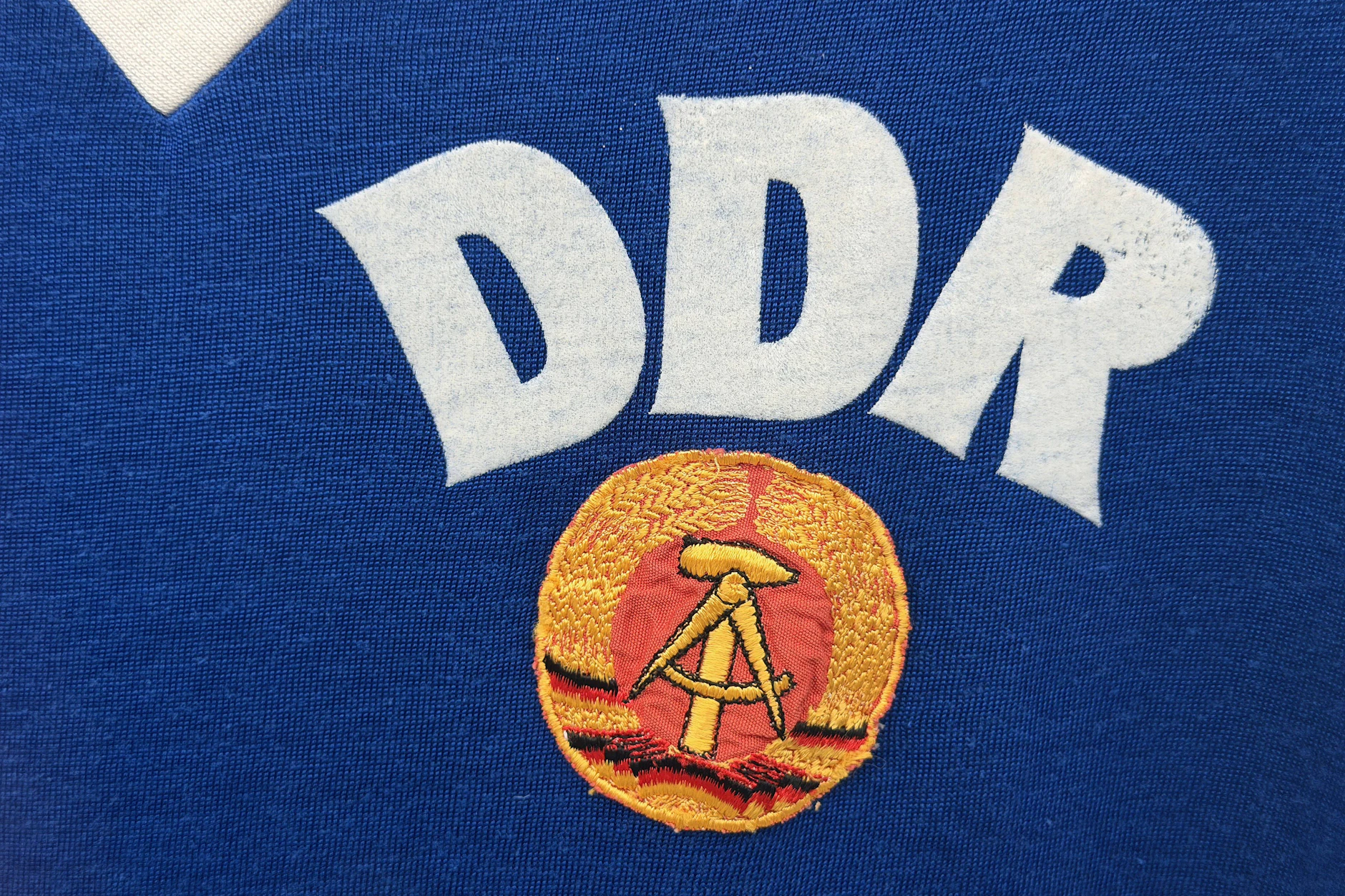 Ein Fußball-Trikot der DDR ist heutzutage schwer zu finden. Adidas bietet zwar viele Retro-Shirts an, aber keins der DDR.