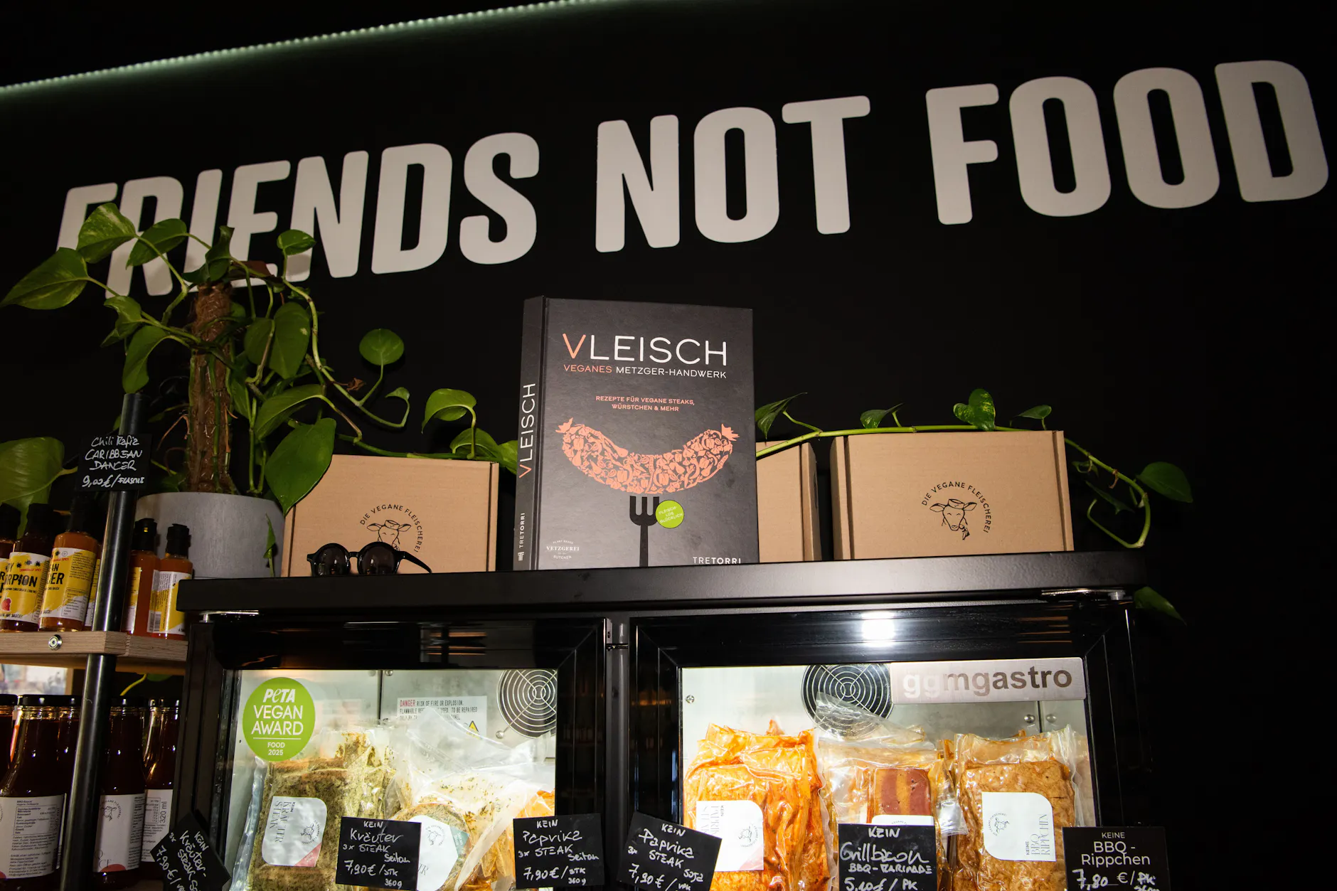 Freunde, nicht Futter. Auch ohne tierische Produkte kann man lecker grillen. Wenn es gut läuft, plant Simon, sein Geschäft mit veganen Foodtrucks für Märkte zu erweitern.