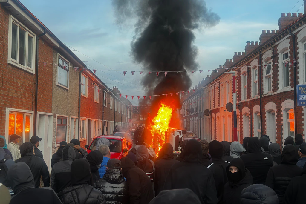 Belfast in Flammen: Nach Messerangriff eskaliert die Jagd auf Migranten
