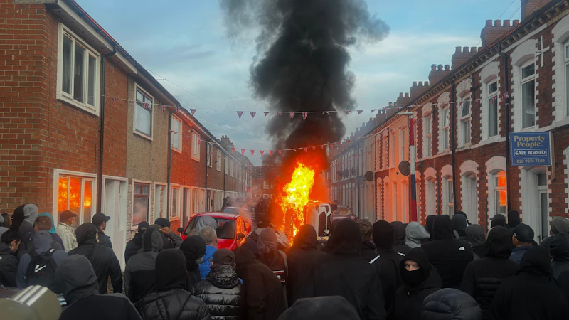 Belfast in Flammen: Nach Messerangriff eskaliert die Jagd auf Migranten