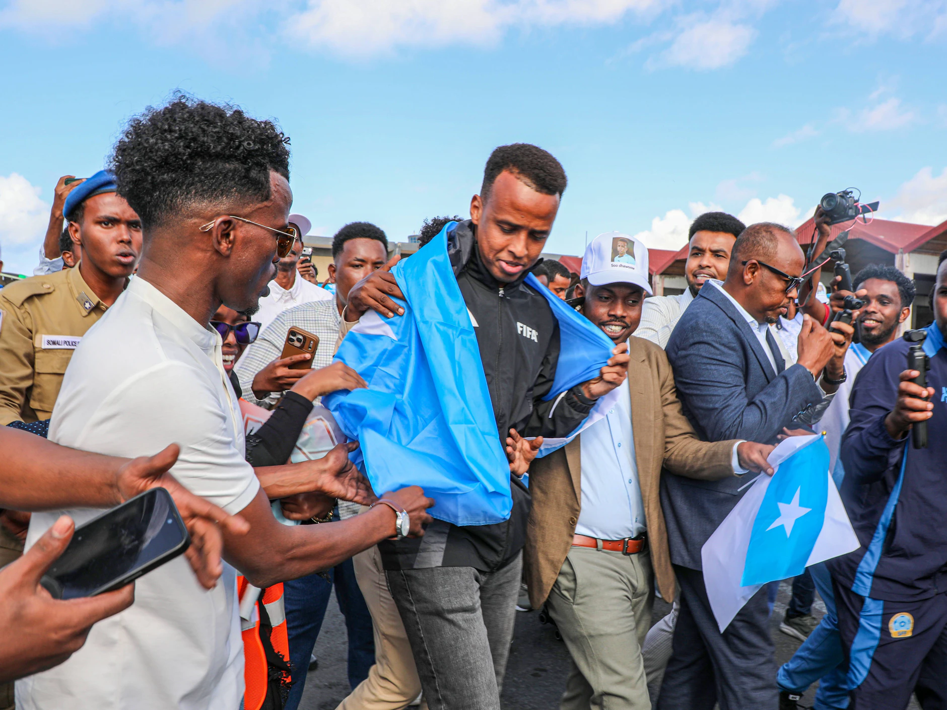 Der somalische Schiedsrichter Omar Artan wurde bei seiner Rückkehr in sein Heimatland von den Menschen gefeiert.