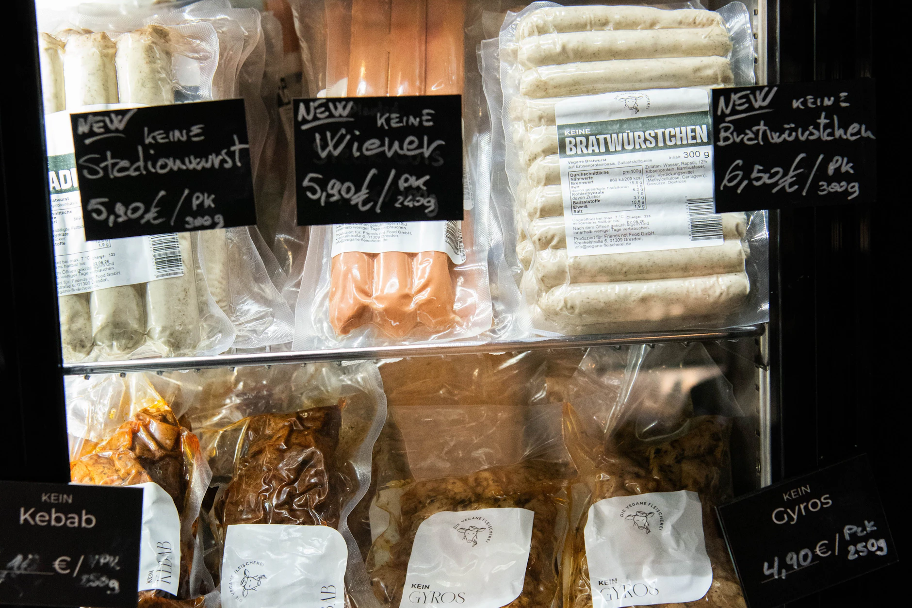 Keine Bratwurst, kein Kebap. Nur pflanzliche Produkte kommen in der veganen Fleischerei in die Theke.