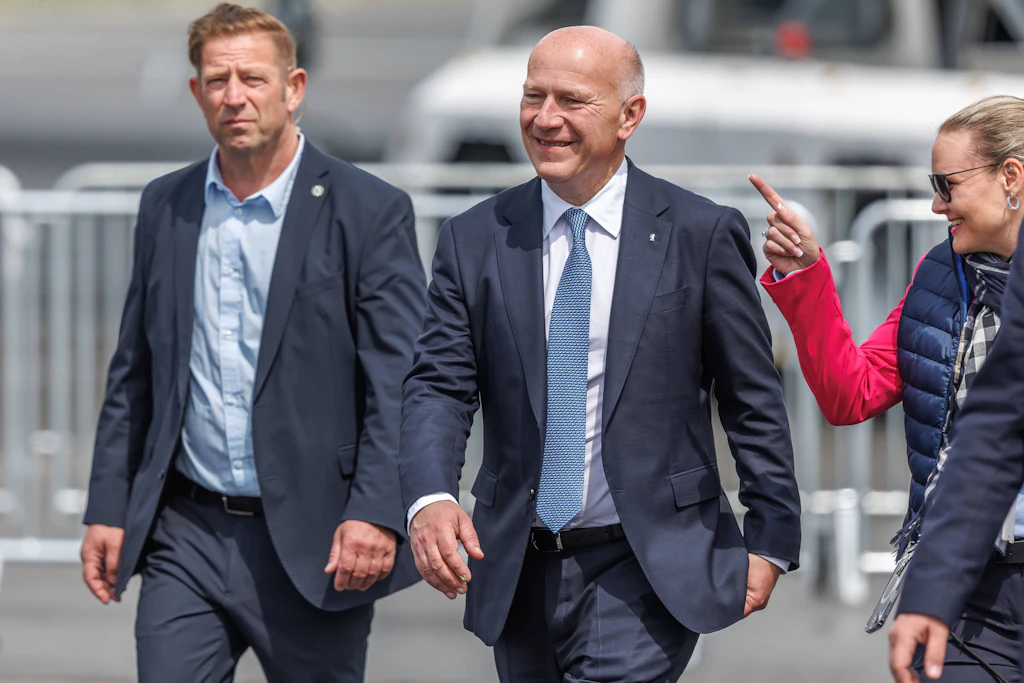 Kai Wegner bei einem Rundgang auf der ILA in Berlin-Brandenburg.