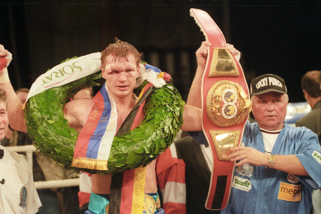 Torsten May im Siegerkranz 1999: Der ostdeutsche Boxer nach dem Gewinn des EM-Titels mit Trainer Ulli Wegner in Düsseldorf.