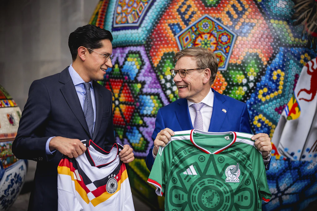 Lächeln für die Kamera: Johann Wadephul (r.) tauscht in Mexiko-Stadt Fußballtrikots mit Amtskollege Roberto Velasco – auf Instagram setzte der Außenminister lieber auf Sombreros und scharfe Soßen.