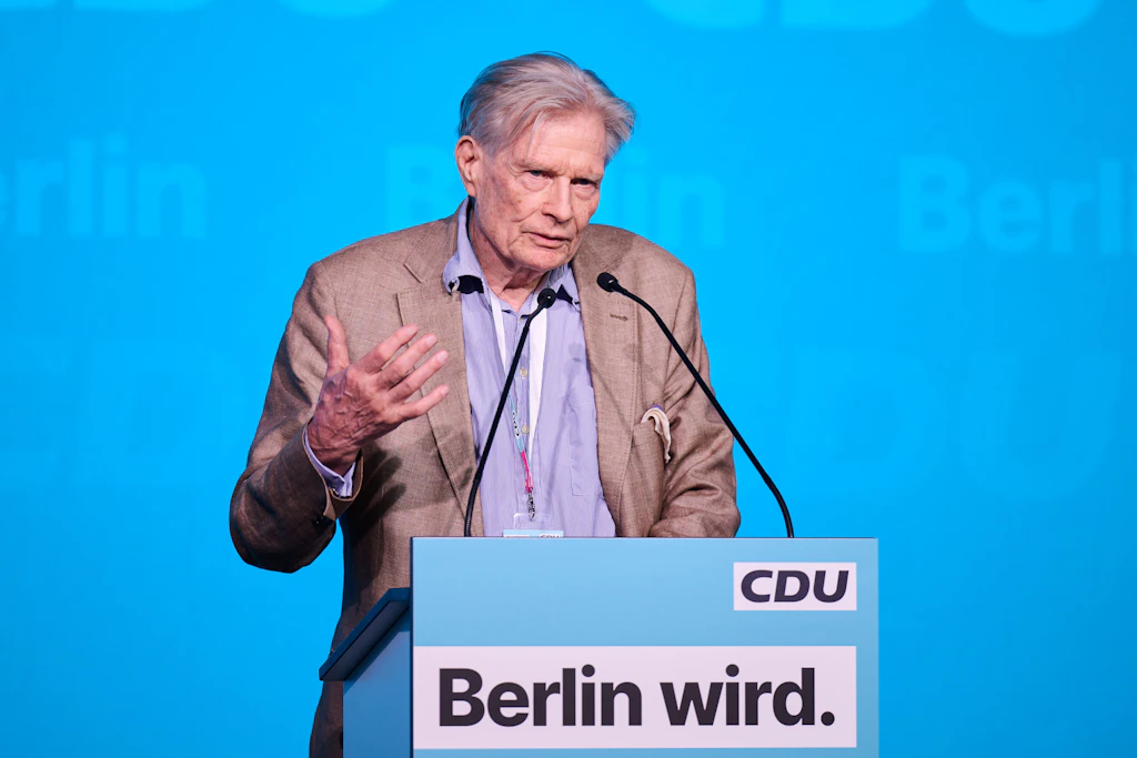 Der 85-jährige Wolfram Wickert fasst sich ein Herz und kandidiert auf dem Parteitag der CDU Berlin als Spitzenkandidat für die Abgeordnetenhauswahl am 20. September 2026.