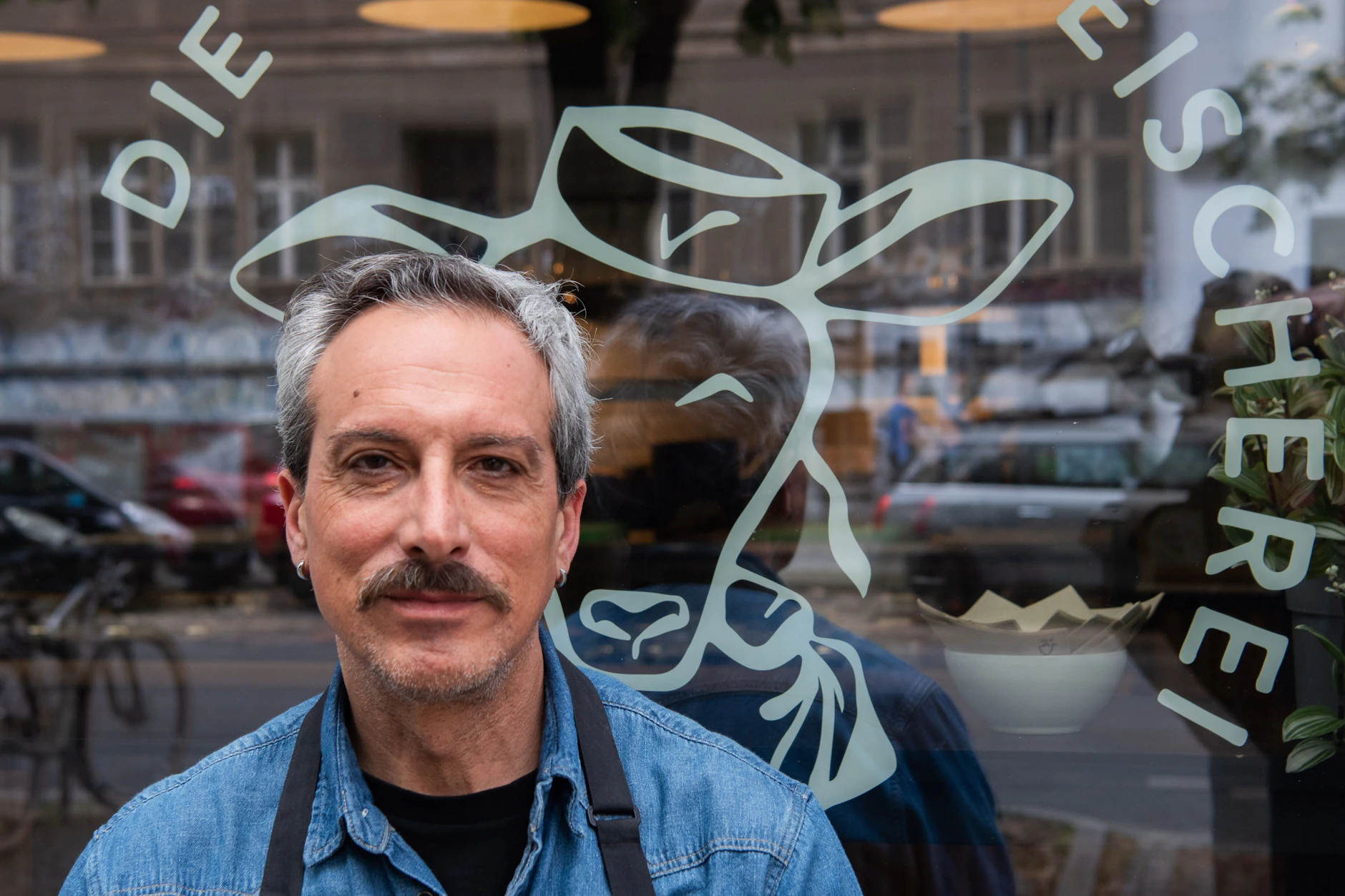 Simon Basaglia ist Chef in der Veganen Fleischerei in der Kastanienallee.