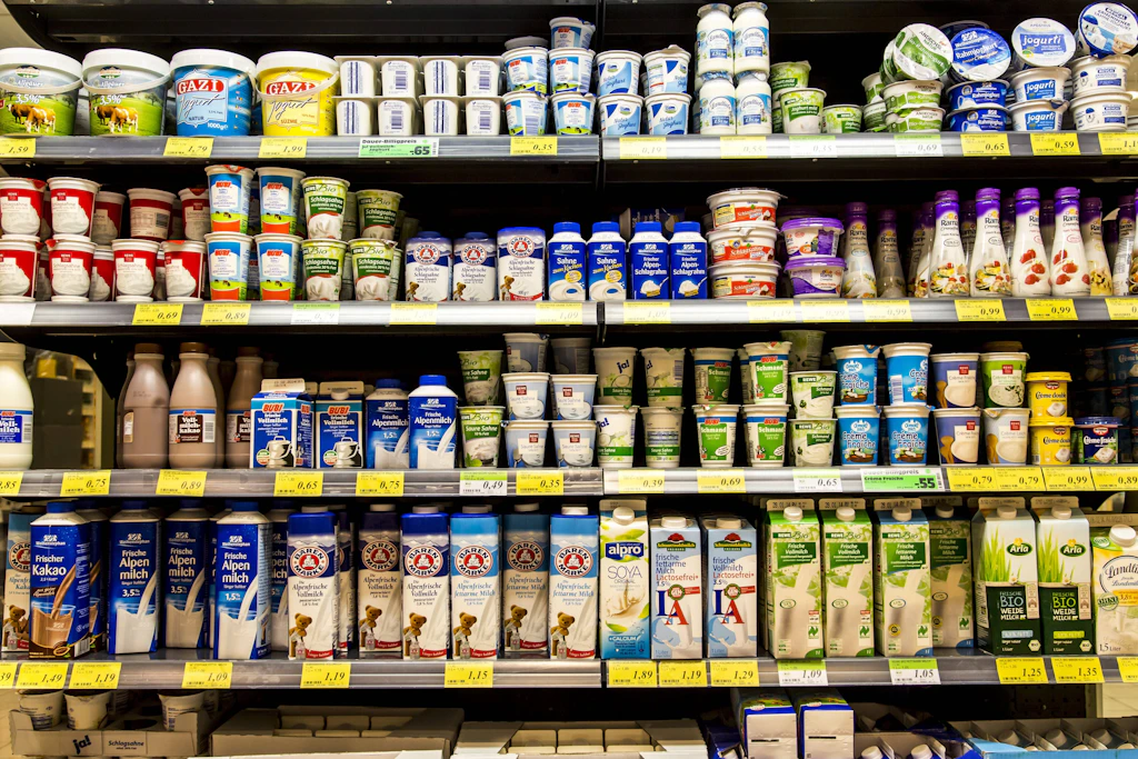 Das Milchregal im Supermarkt: Ab dem 14. Juni gelten neue Kennzeichnungspflichten für Hersteller.