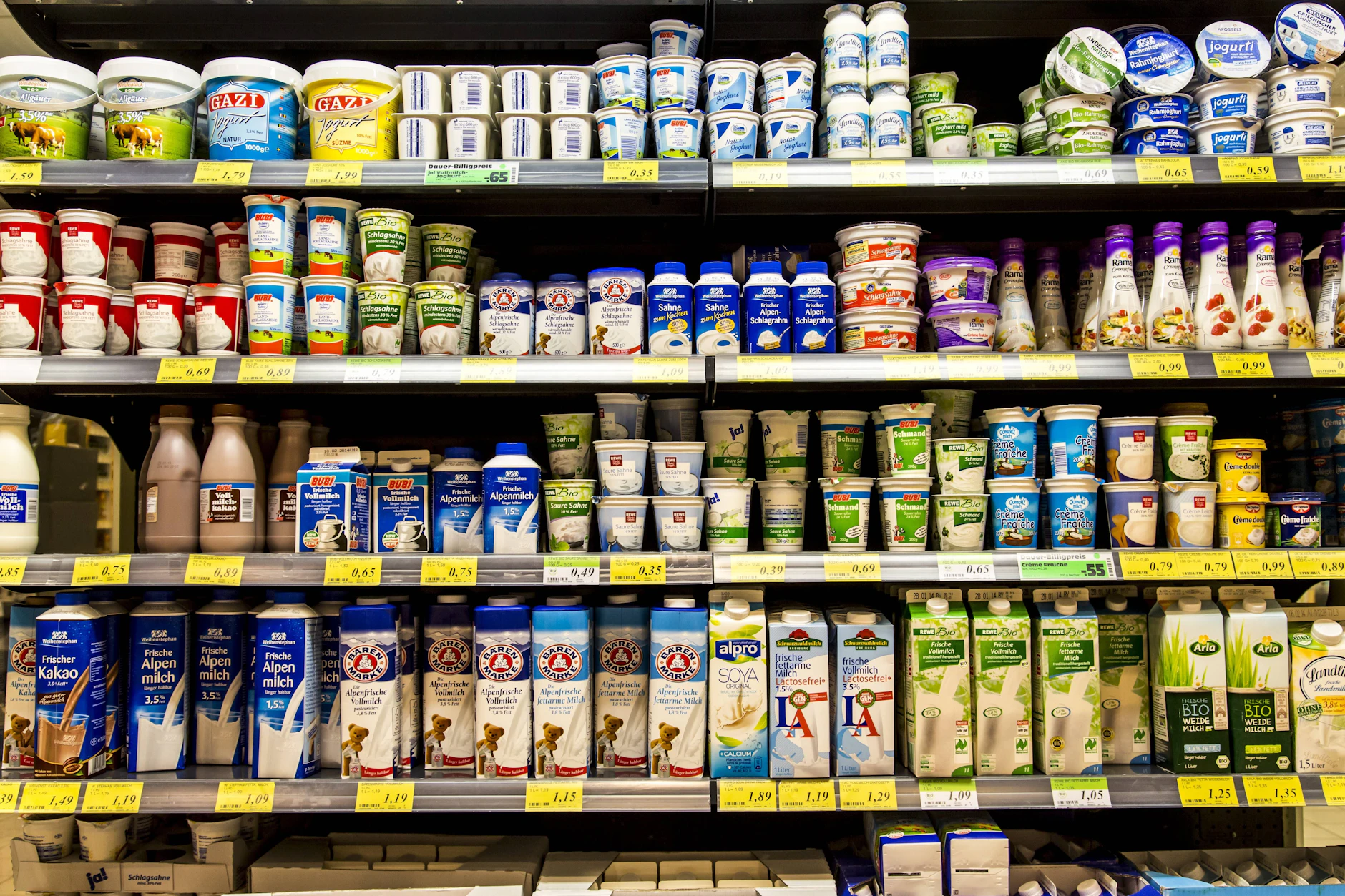 Das Milchregal im Supermarkt: Ab dem 14. Juni gelten neue Kennzeichnungspflichten für Hersteller.
