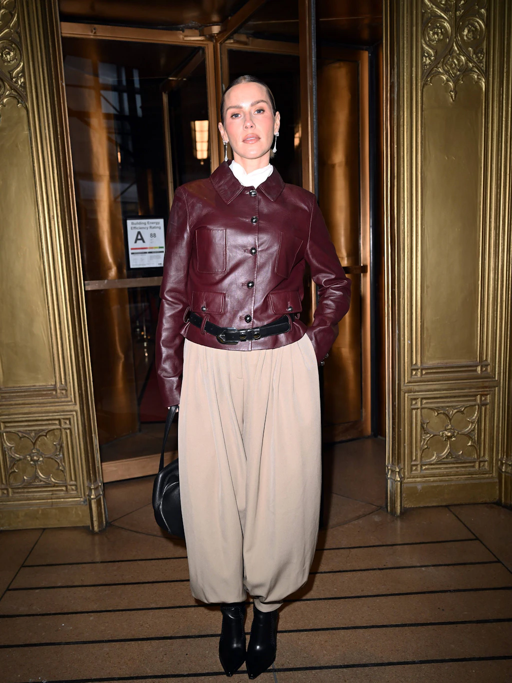 Die australische Schauspielerin Claire Holt trägt auf der Altuzarra Fashion Show in New York im Februar 2026 eine Ballonhose in Beige.