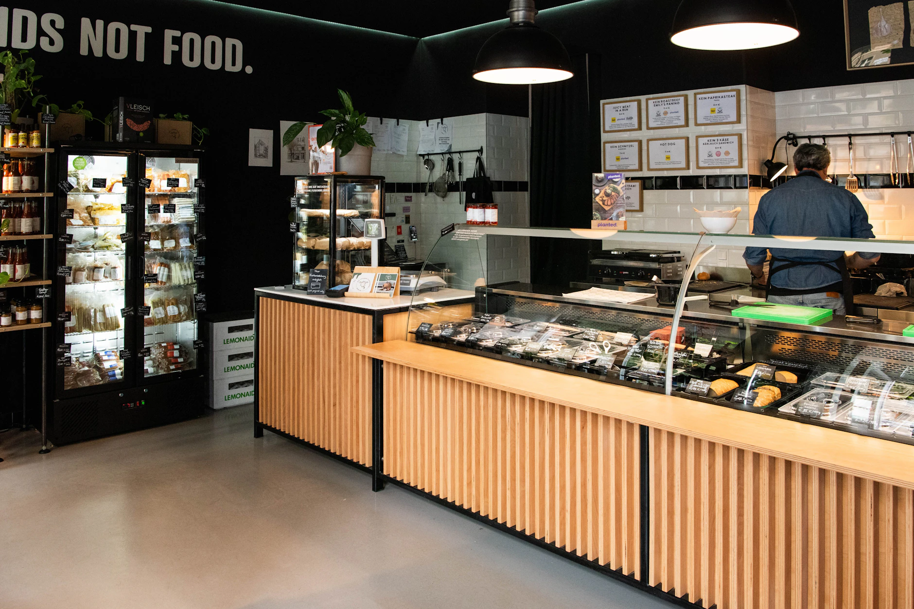 Mittags gibt es in der Veganen Fleischerei auch ein Imbissangebot.