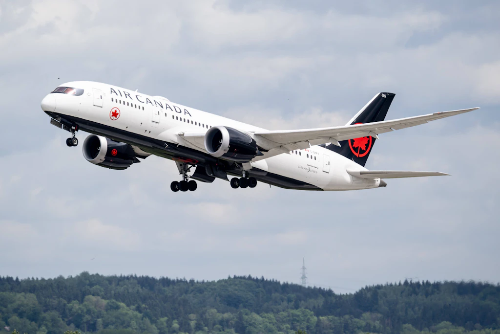 Eine Boeing 787-8 Dreamliner der Air Canada beim Start