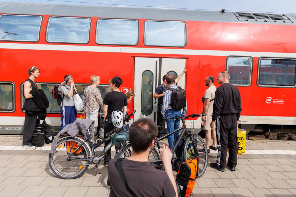 Am Gleis 2 auf dem Bahnhof Pasewalk warten Reisende, die teilweise ein Fahrrad dabei haben, auf den Zug RE3 Richtung Berlin. Damit niemand in den überfüllten Zug einsteigt, sind Bundespolizisten im Einsatz.