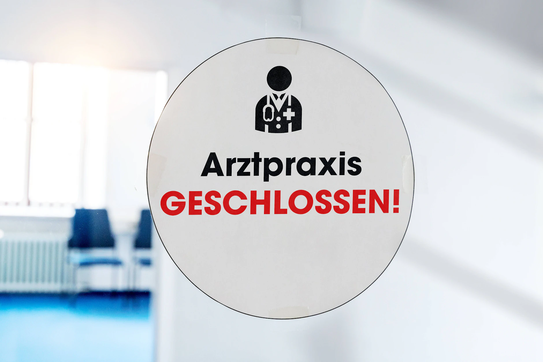In Berlin bleiben aufgrund einer Protestaktion einige Arztpraxen am Mittwoch geschlossen. Es geht um das Sparpaket. (Symbolbild)