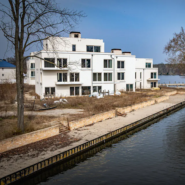 Schmöckwitz: Luxusprojekt „Pier Berlin“ bleibt Rohbau – Erinnerung an DDR-Lokal