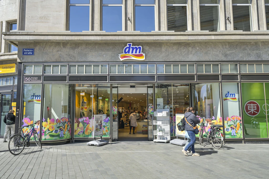 Ein großes Ranking zeigt, welche Unternehmen Kunden in ganz Deutschland am besten beraten. Bei Drogerieketten liegt dm vorn.