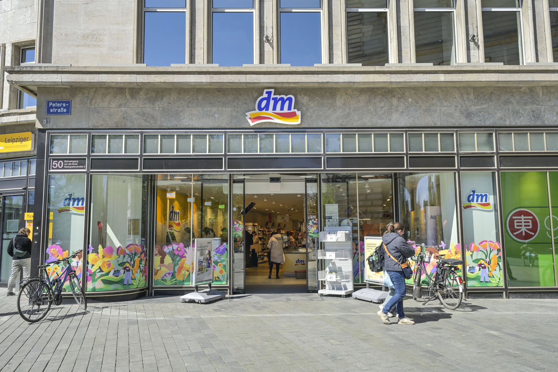 Ein großes Ranking zeigt, welche Unternehmen Kunden in ganz Deutschland am besten beraten. Bei Drogerieketten liegt dm vorn.