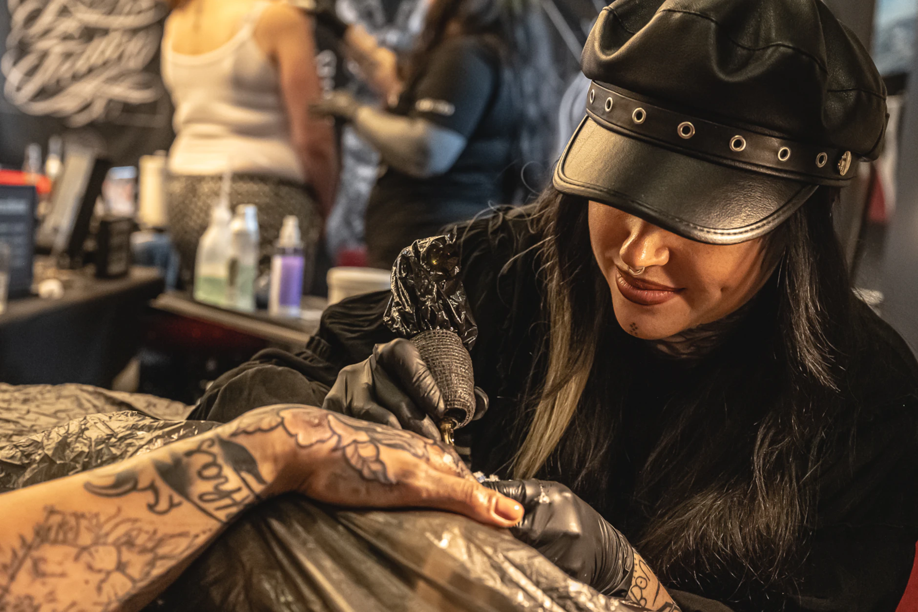 Tattoos gehören für viele Menschen bei Kreuzfahrten mittlerweile dazu.