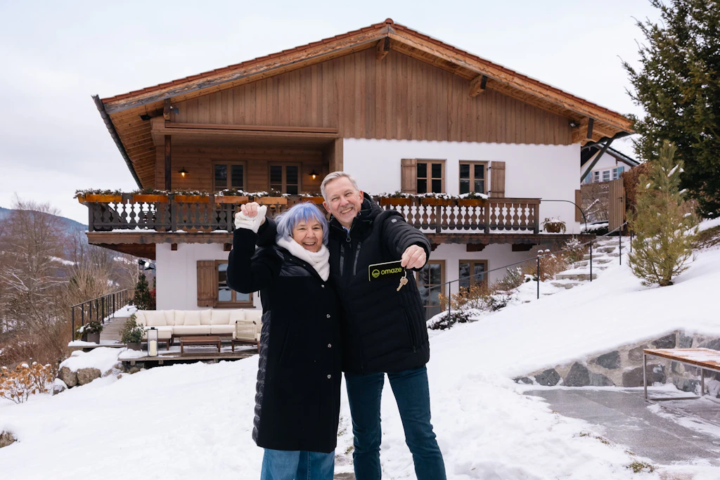 Meike (links) und Jürgen (rechts) haben bei Omaze ein Traumhaus gewonnen. Doch sie wollen die Villa in Bayern direkt wieder verkaufen.