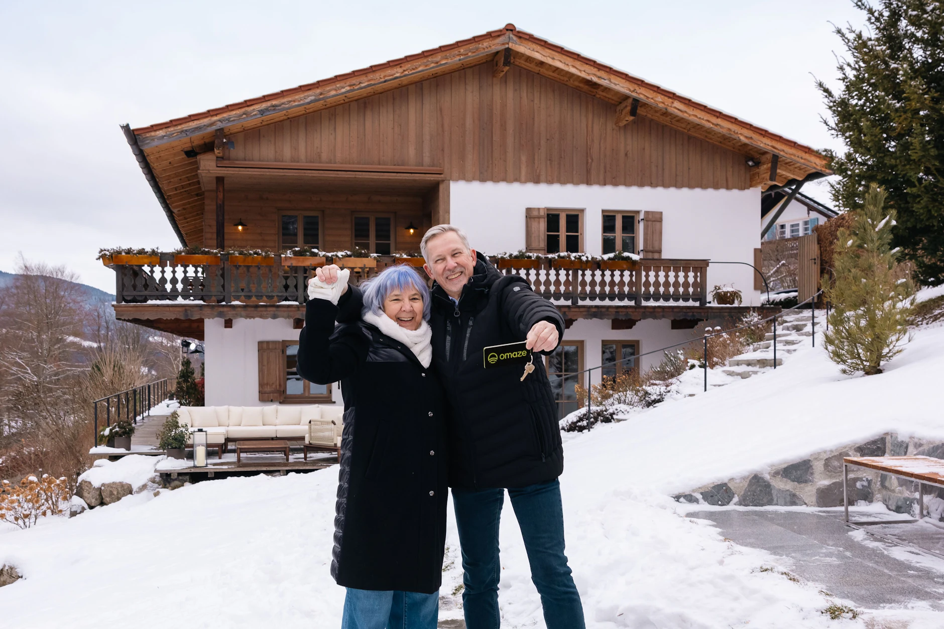 Meike (links) und Jürgen (rechts) haben bei Omaze ein Traumhaus gewonnen. Doch sie wollen die Villa in Bayern direkt wieder verkaufen.