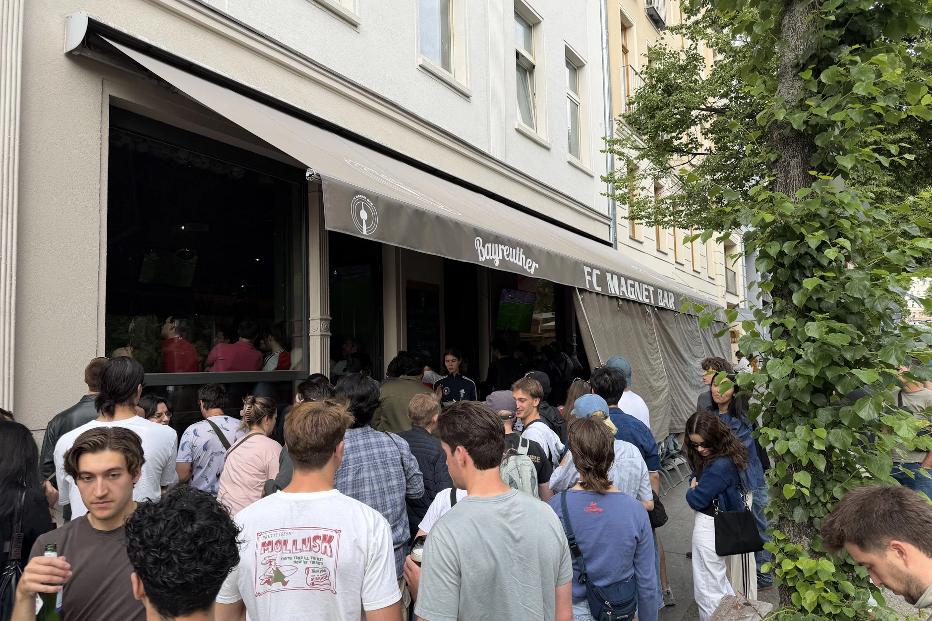 In der „FC Magnet Bar“ werden regelmäßig Sportevents live übertragen und die Bude brennt vor Kundschaft!