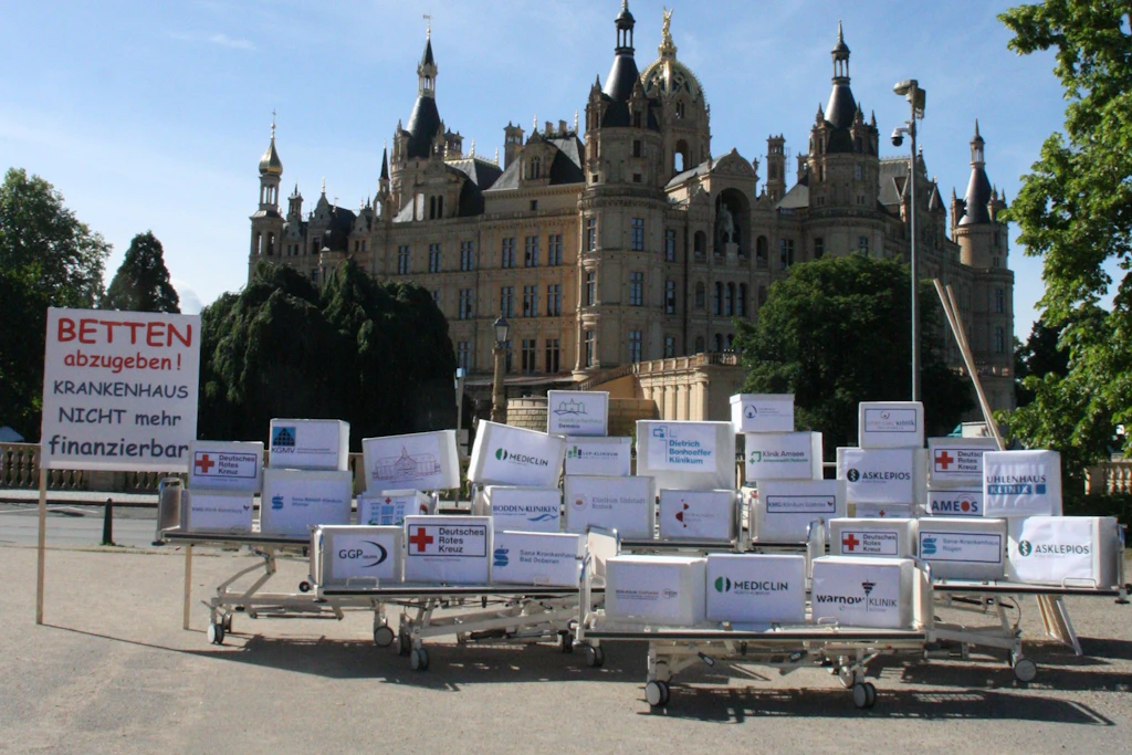 Protestaktion der Krankenhauschefs von Mecklenburg-Vorpommern am 10. Juni gegen das geplante Beitragsstabilisierungsgesetz vor dem Schweriner Schloss, dem Sitz des Landtags.